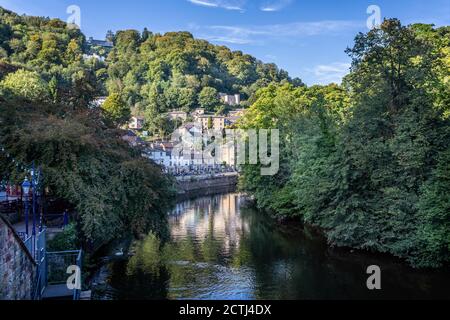 Vista di Matlock Bath e del fiume Derwent e delle colline circostanti a Matlock Bath, Derbyshire, Regno Unito, il 12 settembre 2020 Foto Stock
