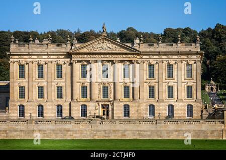 Primo piano della facciata occidentale della Chatsworth House a Chatsworth, Derbyshire, Regno Unito, il 13 settembre 2020 Foto Stock