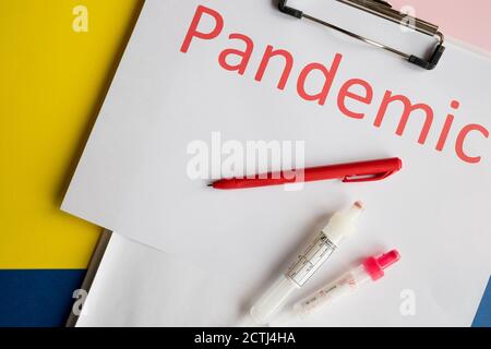 2 maggio, Mosca, Russia. Carta con parole CORONA VIRUS, campioni di sangue e farmaci su sfondo giallo, closeup.Epidemic, coronavirus pandemia globale Foto Stock