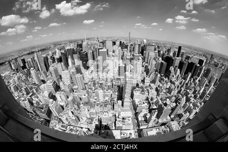 Immagine in bianco e nero con lente fisheye del paesaggio urbano di New York, Stati Uniti. Foto Stock