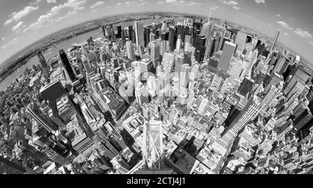 Immagine in bianco e nero con lente fisheye del paesaggio urbano di New York, Stati Uniti. Foto Stock