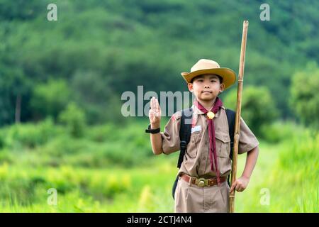 Asian boy Scout onorare il gesto della mano Foto Stock