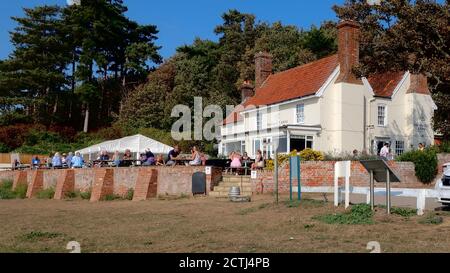 Ramsholt, Suffolk, Regno Unito - 22 settembre 2020: Luminoso pomeriggio d'autunno alle Ramsholt Arms presso il fiume Deben in questa remota parte dell'Anglia orientale. Foto Stock