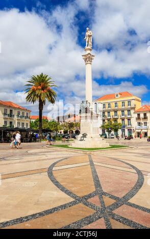 Setúbal, Portogallo - 28 agosto 2020: Statua del poeta Bocage nel centro della città di Setúbal, Portogallo, illuminata dal sole in una mattina estiva. Foto Stock