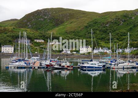 Barche ormeggiate nelle limpide acque riflettenti di mallaig Highlands Scozia Foto Stock