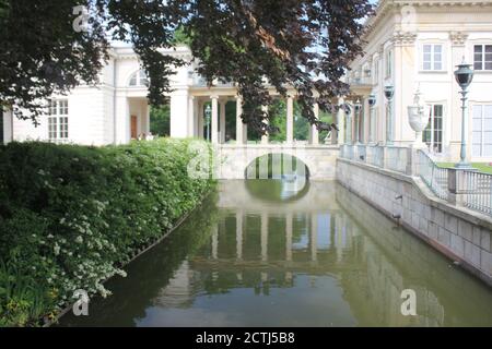Palazzo sull'isola nel Parco Lazienki e giardini, Varsavia, Polonia Foto Stock