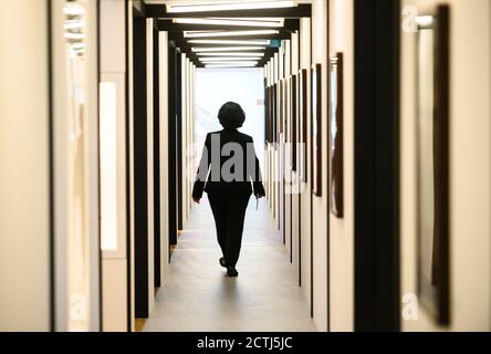 23 settembre 2020, Hessen, Francoforte sul meno: Un dipendente della Schirn Kunsthalle cammina attraverso una mostra. Foto: Andreas Arnold/dpa Foto Stock