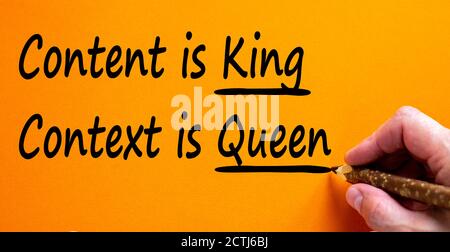 Scrittura a mano 'il soddisfare è re, il contesto è regina', isolato su sfondo arancione bello. Concetto aziendale, spazio di copia. Foto Stock