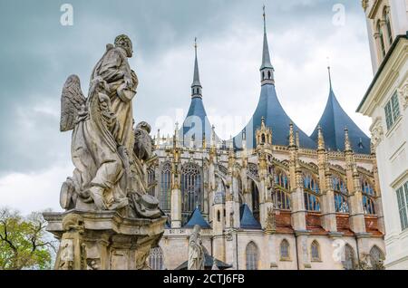 Cattedrale di Santa Barbara chiesa cattolica romana edificio in stile gotico e primo piano statue barocche di santi nel centro storico di Kutna Hora, nella Boemia centrale, nella Repubblica Ceca Foto Stock