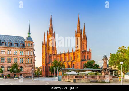 Wiesbaden con il mercato evangelico chiesa protestante o Marktkirche e City Palace Stadtschloss o nuovo municipio Rathaus sulla piazza del mercato nel centro storico della città, Stato di Assia, Germania Foto Stock