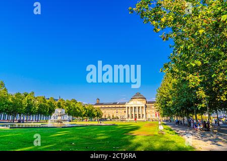 Wiesbaden, Germania, 24 agosto 2019: Kurhaus o curativo casa spa e casinò edificio e Bowling Green parco con prato erboso, vicolo alberi e stagno con fontana nel centro storico della città, stato di Assia Foto Stock