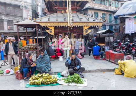 Kathmandu, Nepal - 17 novembre 2018: I venditori vendono frutta e verdura al mercato di strada a Kathmandu Foto Stock