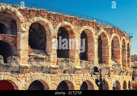 Le mura calcaree dell'Arena di Verona con finestre ad arco in Piazza Bra nel centro storico di Verona, l'anfiteatro romano dell'antica Arena di Verona, la Regione Veneto, l'Italia settentrionale Foto Stock