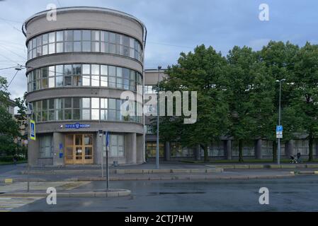 Ufficio della posta Russa nell'edificio costruttivista della Casa dei Soviet del distretto di Narva a San Pietroburgo, Russia. Edificio eretto nel 1931-1934 Foto Stock