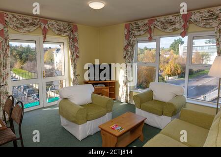 Luminoso soggiorno con grandi finestre interne come sistemazione in pensione indipendente a Killarney, Contea di Kerry, Irlanda Foto Stock