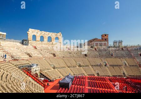 L'interno dell'Arena di Verona con i suoi stand in pietra. Anfiteatro Romano Arena di Verona antico palazzo, giorno di sole, cielo blu, centro storico di Verona, Regione Veneto, Italia settentrionale