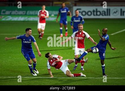 Fabian Delph di Everton (a destra) e Josh Morris di Fleetwood Town combattono per la palla durante la terza partita della Carabao Cup all'Highbury Stadium di Fleetwood. Foto Stock