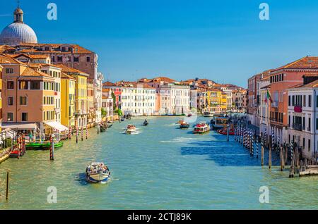 Venezia con il canale del Canal Grande. Vista dal ponte degli Scalzi. Gondole, barche, yacht, vaporetti attraccati e vela Canal Grande. Edifici di architettura veneziana. Veneto, Italia. Foto Stock