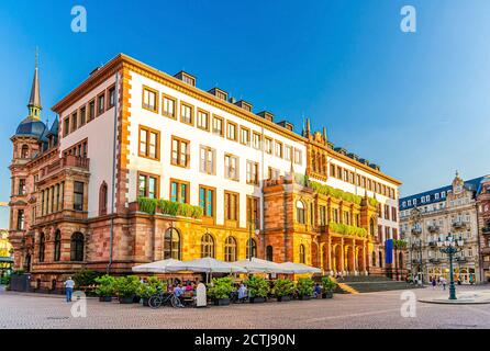 Wiesbaden City Palace Stadtschloss o nuovo municipio Rathaus edificio in stile neoclassico sulla piazza Schlossplatz Palace nel centro storico della città, cielo blu sfondo, Stato dell'Assia, Germania Foto Stock