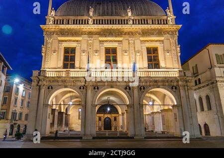 Palazzo della Loggia Palazzo Comunale Palazzo in stile rinascimentale facciata in Piazza della Loggia, centro storico di Brescia, vista notturna al crepuscolo, Lombardia, Italia settentrionale Foto Stock