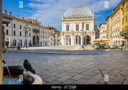Palazzo della Loggia Palazzo Comunale, Monte di Pietà Vecchio edificio in stile rinascimentale in Piazza della Loggia, centro storico di Brescia, sfondo blu cielo, Lombardia, Italia settentrionale Foto Stock