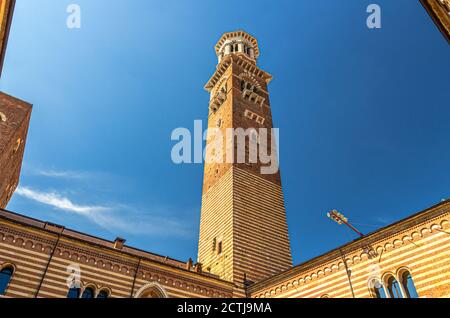 Torre dei Lamberti Torre dei Lamberti Palazzo della ragione Palazzo in Piazza delle Erbe nel centro storico di Verona, cortile del mercato Vecchio, cielo azzurro, Regione Veneto, Italia Foto Stock