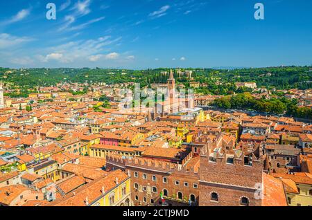 Vista aerea del centro storico di Verona Città Antica con tetti in tegole rosse. Vista panoramica sulla città di Verona. Spazio di copia sfondo blu. Veneto, Italia settentrionale Foto Stock