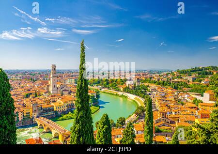 Vista aerea del centro storico di Verona, ponte pietra sul fiume Adige, Cattedrale di Verona, cipressi, tetti di tegole rosse, Regione Veneto, Italia. Paesaggio urbano di Verona, vista panoramica. Foto Stock