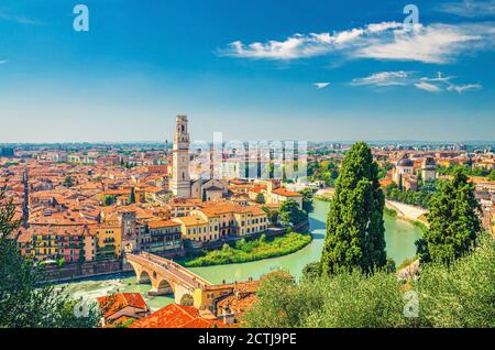 Vista aerea del centro storico di Verona, ponte pietra sul fiume Adige, Cattedrale di Verona, Duomo di Verona, tetti in tegole rosse, Regione Veneto, Italia. Paesaggio urbano di Verona, vista panoramica. Foto Stock