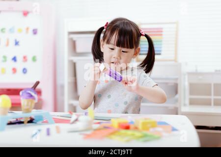 giovane ragazza che decora artigianale fatto a mano per homeschooling Foto Stock