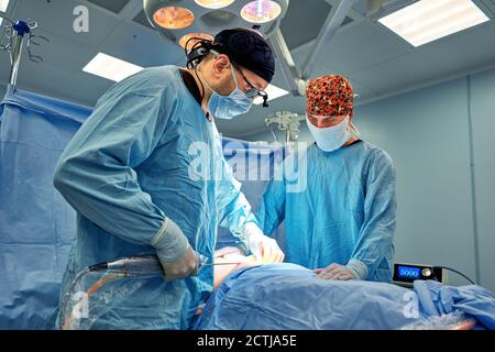 Il team medico chirurgo a lavorare in sala operatoria. Foto Stock