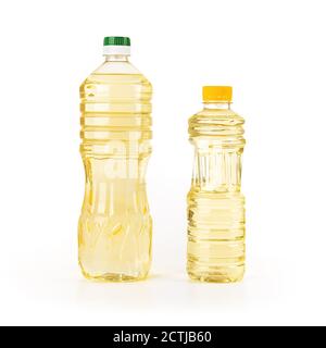 Due bottiglie di olio di girasole isolate su sfondo bianco. Olio di girasole o vegetale giallo in bottiglie di plastica trasparente da 1 litro e mezzo. Fu Foto Stock