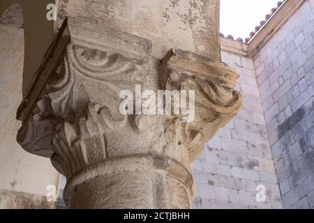 La capitale del Palazzo Sponz nella Dubrovnik medievale Foto Stock