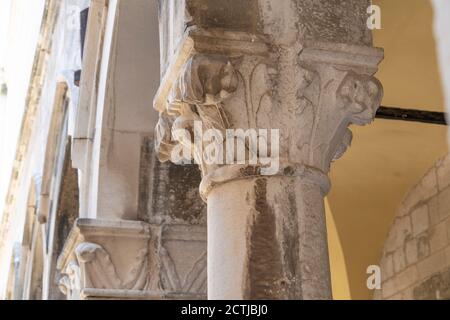 Capitale e porticato nella Dubrovnik medievale Foto Stock