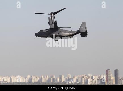 Kiev, Ucraina. 23 Settembre 2020. US CV-22B Osprey tilt-rotor Aircraft prendono parte alle perforazioni aeree volano sopra Kiev, Ucraina. CV-22B gli aerei Osprey partecipano alle esercitazioni militari USA-ucraine delle forze speciali di Fiction Urchin, secondo i media. Credit: Serg Glovny/ZUMA Wire/Alamy Live News Foto Stock