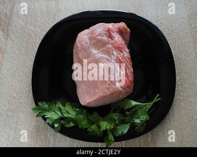Carne fresca cruda. Un grosso pezzo di maiale per la cottura. Foto Stock