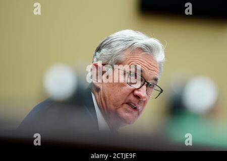 Washington, DC, Stati Uniti. 23 Settembre 2020. Jerome Powell, presidente della Federal Reserve degli Stati Uniti, parla durante una sottocommissione di selezione della Camera sull'audizione di crisi di Coronavirus a Washington, DC, Stati Uniti, mercoledì 23 settembre 2020. Powell ieri ha detto che l'economia degli Stati Uniti ha una lunga strada da fare prima di recuperare completamente dalla pandemia del coronavirus e avrà bisogno di ulteriore sostegno. Credit: Stefani Reynolds/Pool via CNP | Usage worldwide Credit: dpa/Alamy Live News Foto Stock