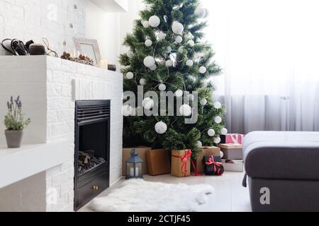 Albero di natale luci che riflettono da sfere di vetro Foto Stock