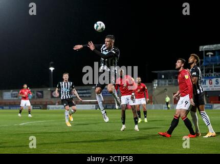 Morecambe, Regno Unito. 23 Settembre 2020. Ciaran Clark di Newcastle United libera la palla durante la terza partita della Carabao Cup tra Morecambe e Newcastle United alla Globe Arena il 23 settembre 2020 a Morecambe, Inghilterra. (Foto di Daniel Chesterton/phcimages.com) Credit: PHC Images/Alamy Live News Foto Stock