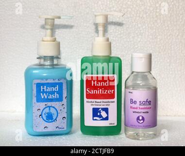 Prevenzione del virus corona lavando le mani frequentemente e igienizzare la mano Foto Stock