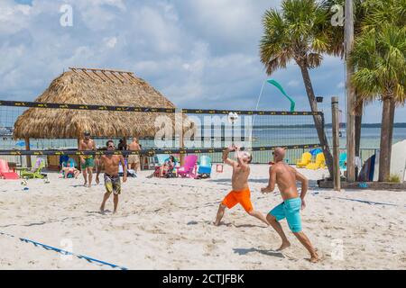 Uomini che giocano a Beach volley a Pensacola Beach, Florida, USA Foto Stock