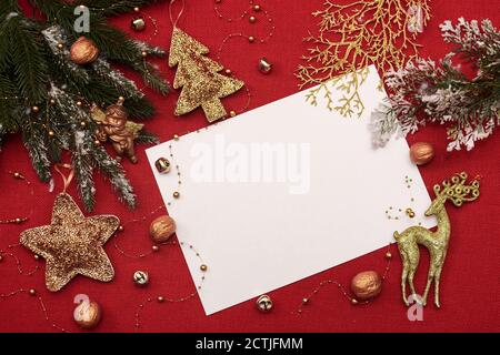 foglio di lettere natalizie su fondo in tessuto rosso con attributi Foto Stock