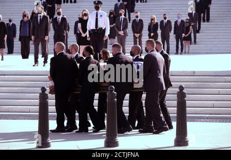 Giustizia Ruth Bader Ginsburg cazzo arriva alla Corte Suprema Foto Stock