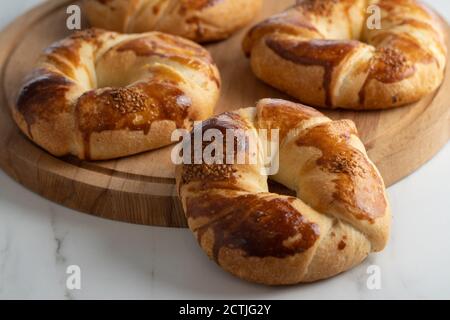 Prodotti di pasticceria turchi . Dolci turchi pogaca, acma, simit, alla vetrina pasticceria Foto Stock