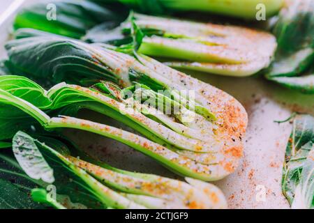 Primo piano speziato di bokchoy fresco e succoso affettato a metà Foto Stock