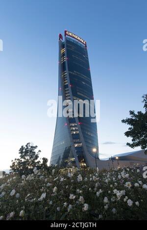 Milano, Italia - 23 settembre 2020: vista su strada dei grattacieli di piazza tre Torri al crepuscolo, la lunga esposizione rende le persone abbastanza invisibili. Foto Stock