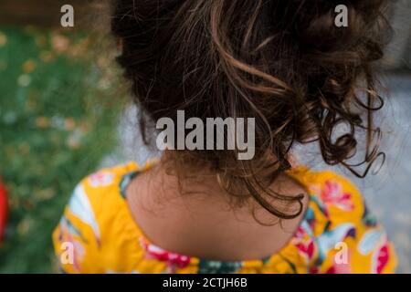 Capelli ricci bambina fuori Foto Stock