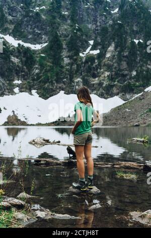 Escursionista ammirando le cascate sul lago di montagna a washington Foto Stock