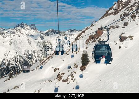 Ischgl, Austria - 10 gennaio 2020: Nuova moderna e spaziosa gondola FimbaBahn contro il paesaggio montano nella lussuosa località invernale austriaca Foto Stock