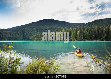 Uomo che paddling packraft gonfiabile sul lago di Cheakamus, Whistler, B.C. Foto Stock